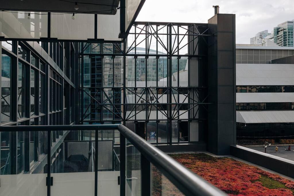 Apartment Chic 1-br Condo; Parking Included; Downtown Core Toronto